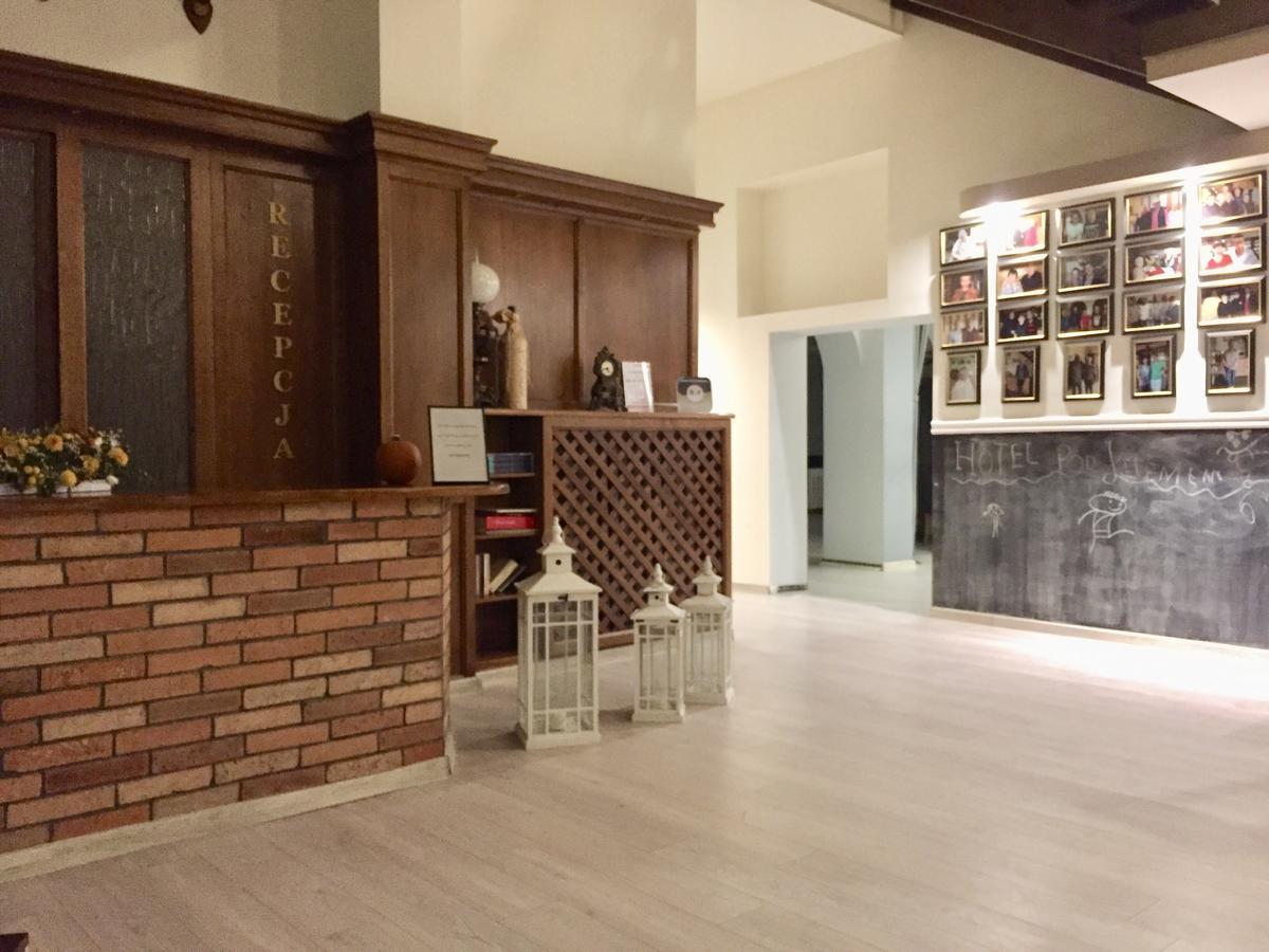 Hotel Pod Jeleniem Тухоля Экстерьер фото